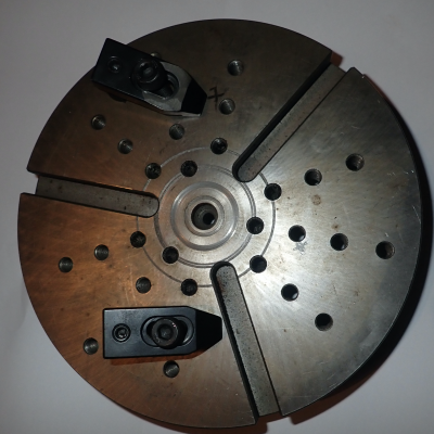 Faceplate ∅ 200 mm with three radial T-slots and tapped holes